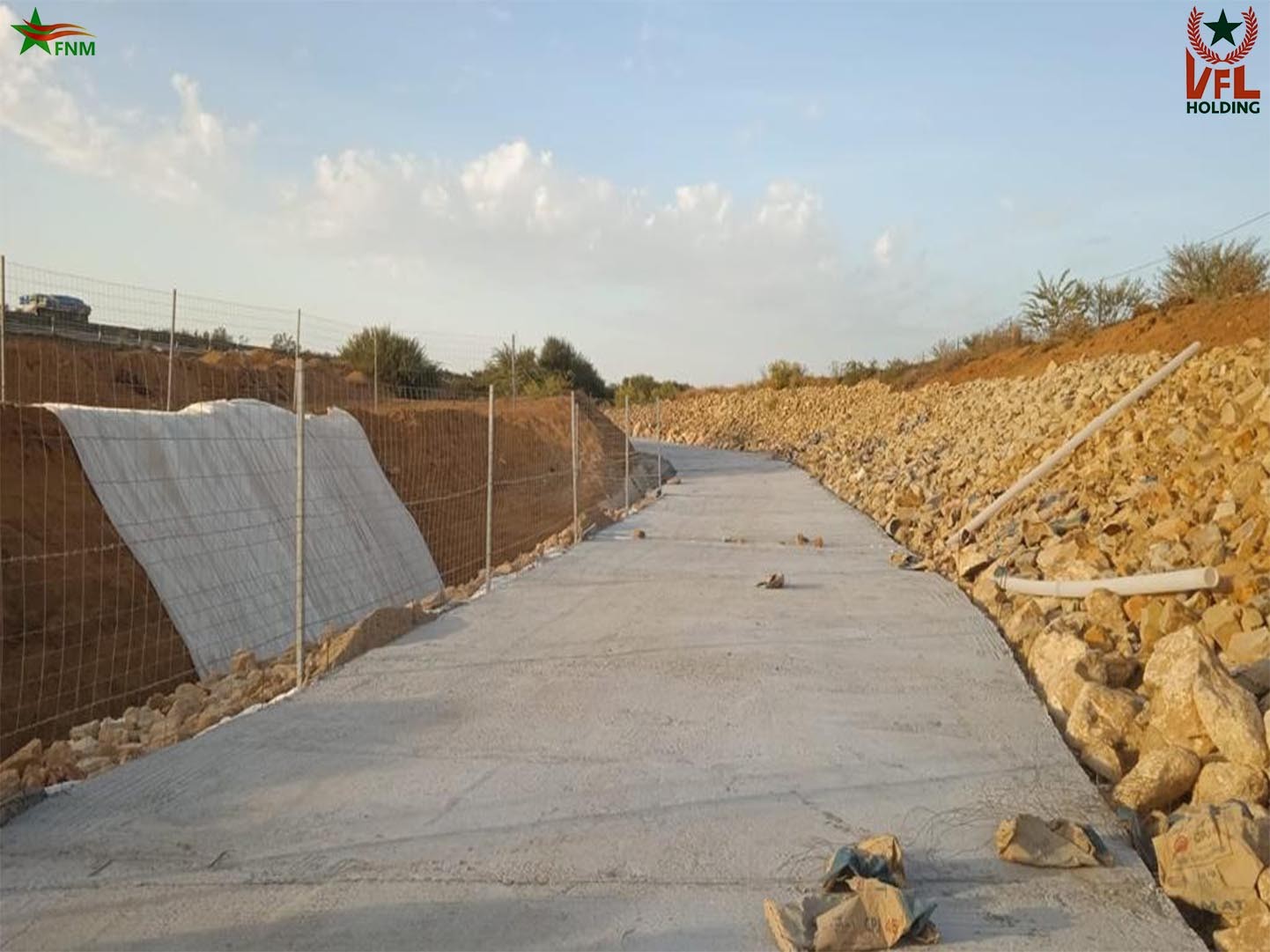 09 etat final piste larache apres enrochement tout venant bassin et beton b25 avec ferraillage